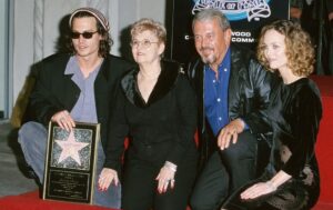 Depp con sus padres Betty Sue Palmer (segundo desde la izquierda) y John Christopher Depp (segundo desde la derecha) y su novia Vanessa Paradis cuando Johnny recibió una estrella en el Paseo de la Fama de Hollywood en 1999.