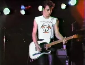 Depp toca la guitarra eléctrica con su banda, The Kids. La banda abrirá para The Talking Heads y los B-52. Esta es una foto de Depp tocando en el escenario con la banda en Florida en 1982.