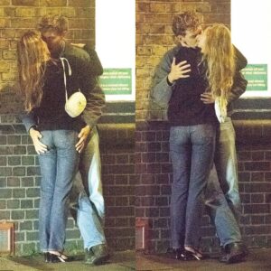 Dulce momento de la pareja en una esquina de Londres