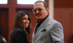 Johnny Depp y su abogado en el juicio de junio de 2022.