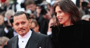 Johnny Depp apareció en la alfombra roja de Cannes con su compañero de reparto